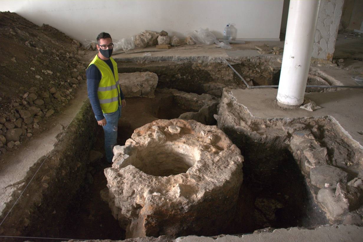  Subsolo escavado em contexto de arqueologia preventiva para instala&ccedil;&atilde;o de um espa&ccedil;o de restaura&ccedil;&atilde;o. Arque&oacute;logo Francisco Rosa Correia, diretor dos trabalhos da rua Ivens, desenvolvidos pela empresa Era Arqueologia. Estrutura corresponde a um po&ccedil;o medieval | Bruno Filipe Pires - barlavento     
