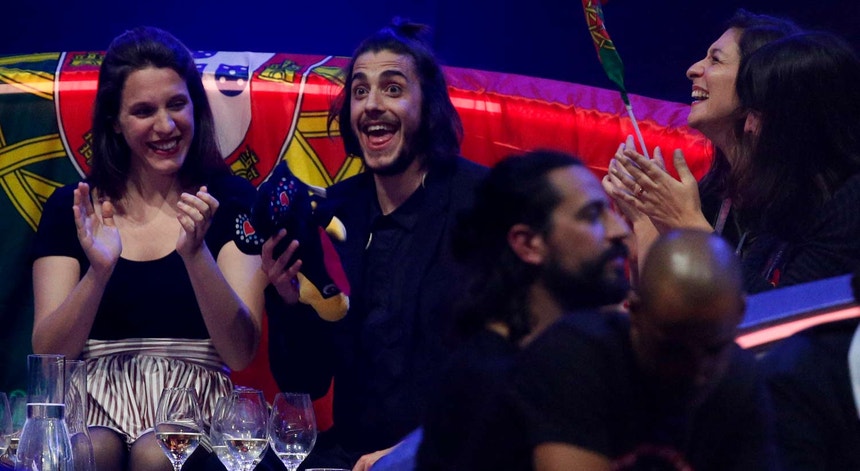 Salvador Sobral, no palco, na final do Festival Eurovisão da canção
