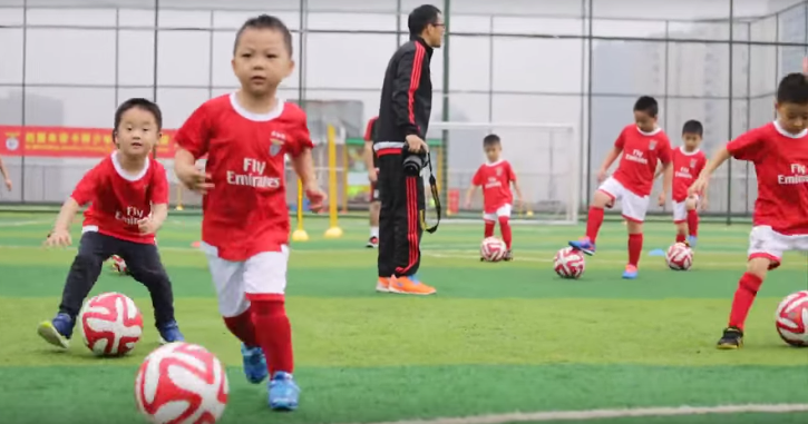 As crianças chinesas dão os primeiros passos com a camisola do Benfica
