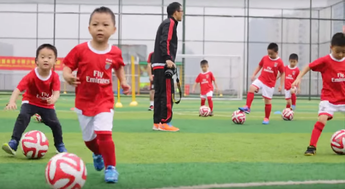 As crianças chinesas dão os primeiros passos com a camisola do Benfica
