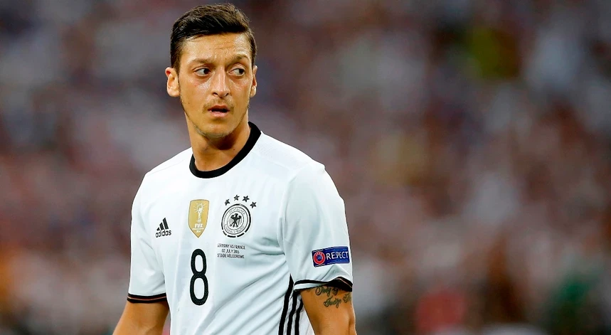 Mesut Özil diz adeus ao futebol
