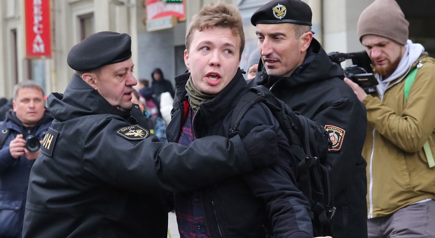 O jornalista Roman Protasevich a ser detido em Minsk, Bielorrússia, em 2017, quando cobria uma manifestação. O Presidente bielorusso, Alexander Lukachenko, foi acusado de desviar um voo da Ryanair para deter Protasevich, entretanto exilado em Atenas, a 23 de maio de 2021.  
