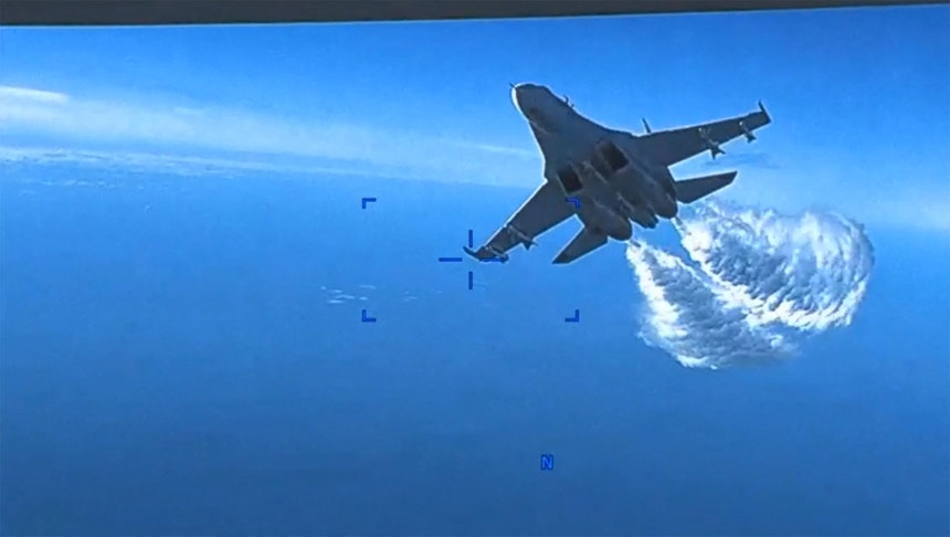 Imagem de um caça russo Su-27 em pleno voo captada por um drone norte-americano, sobre o Mar Negro
