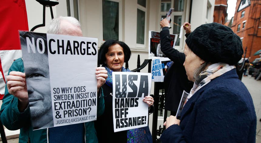 Apoiantes de Julian Assange em frente à embaixada do Equador em Londres. Foto: Peter Nicholls - Reuters