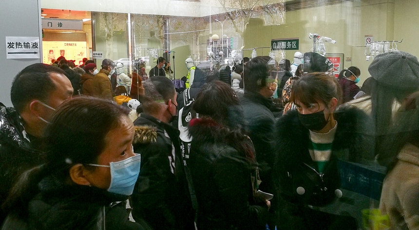 Uma fila de doentes no hospital Tongji, em Wuhan, na província chinesa de Hubei, epicentro do coronavírus
