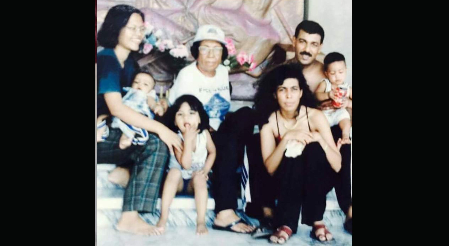  A timorense tem tr&ecirc;s filhos com quem costuma falar tetum para que aprendam a l&iacute;ngua-materna da m&atilde;e. 