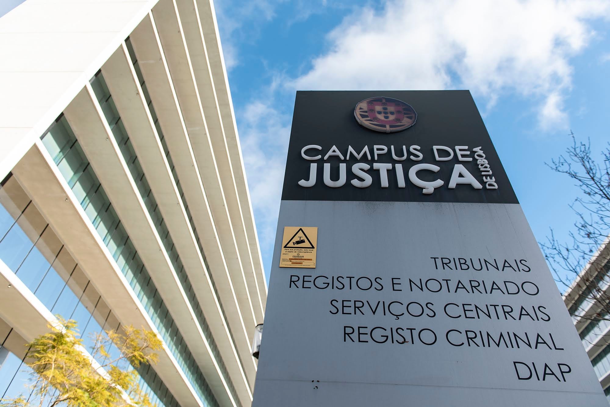 Detidos na manifestação em dia de greve geral presentes a tribunal esta sexta-feira