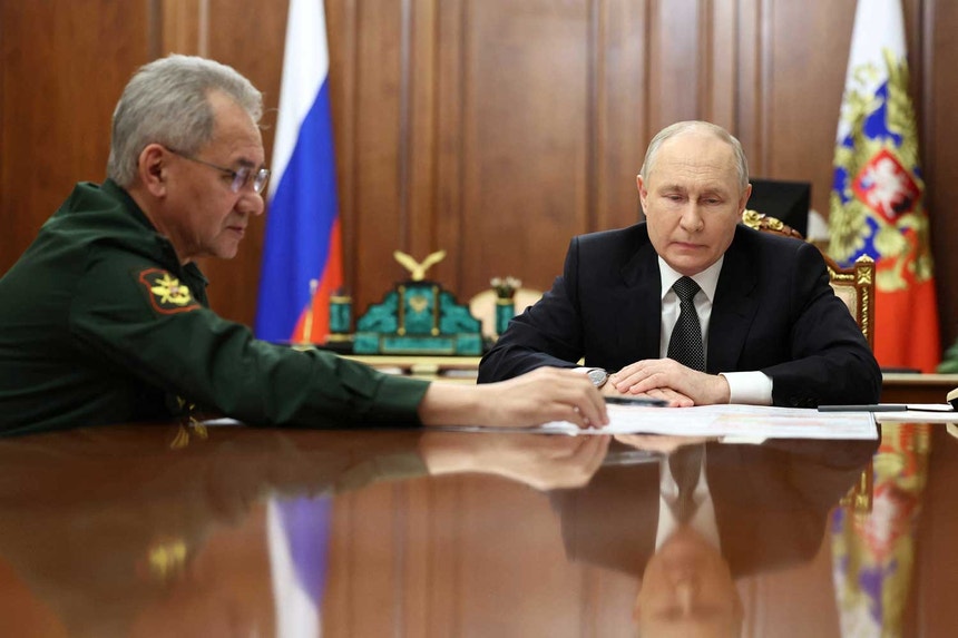 O presidente russo, Vladimir Putin, reuniu-se na terça-feira com o ministro russo da Defesa, Sergei Shoigu.

