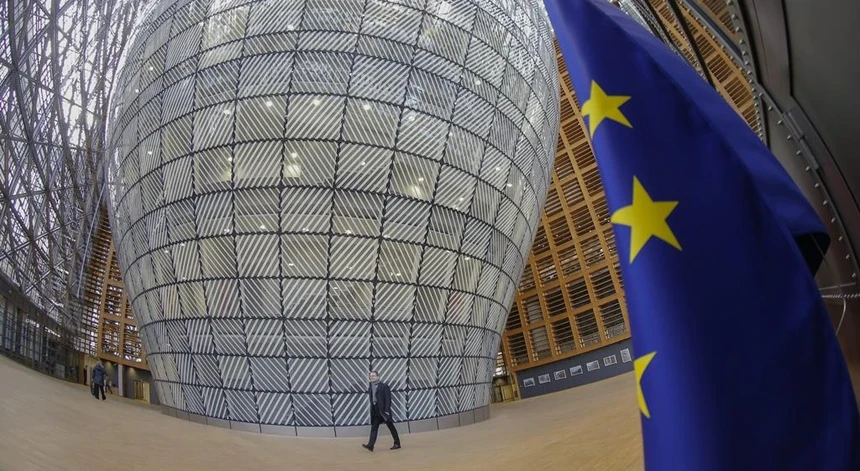 Os ministros das Finanças da União Europeia tentam acordo sobre tetos para défice e dívida pública
