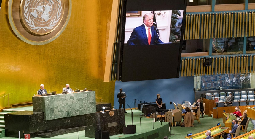 A transmissão da mensagem gravada de Donald Trump, Presidente dos Estados Unidos da América, perante uma sala da Assembleia Geral da ONU praticamente vazia devido à pandemia de Covid-19, dia 22 de setembro de 2020
