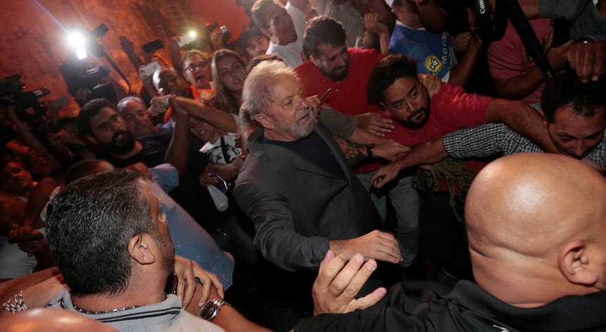 O momento em que Lula saiu pelo opróprio pé da sede do Sindicato dos Metalúrgicos para se entregar à Polícia Federal brasileira.
