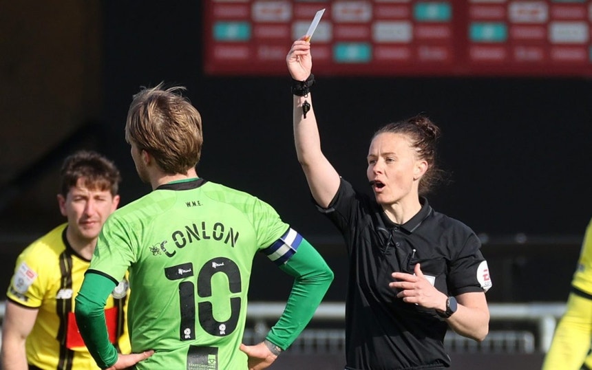 Rebecca Welch torna-se na primeira mulher a arbitrar um jogo da Liga  inglesa - SIC Notícias