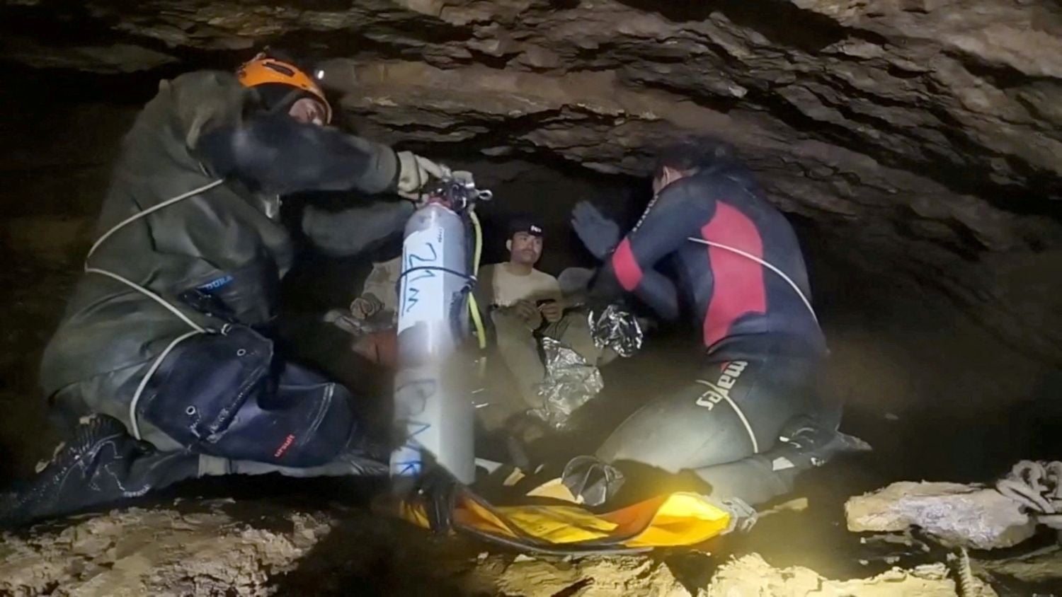 Retiradas mais quatro pessoas de gruta inundada no Laos