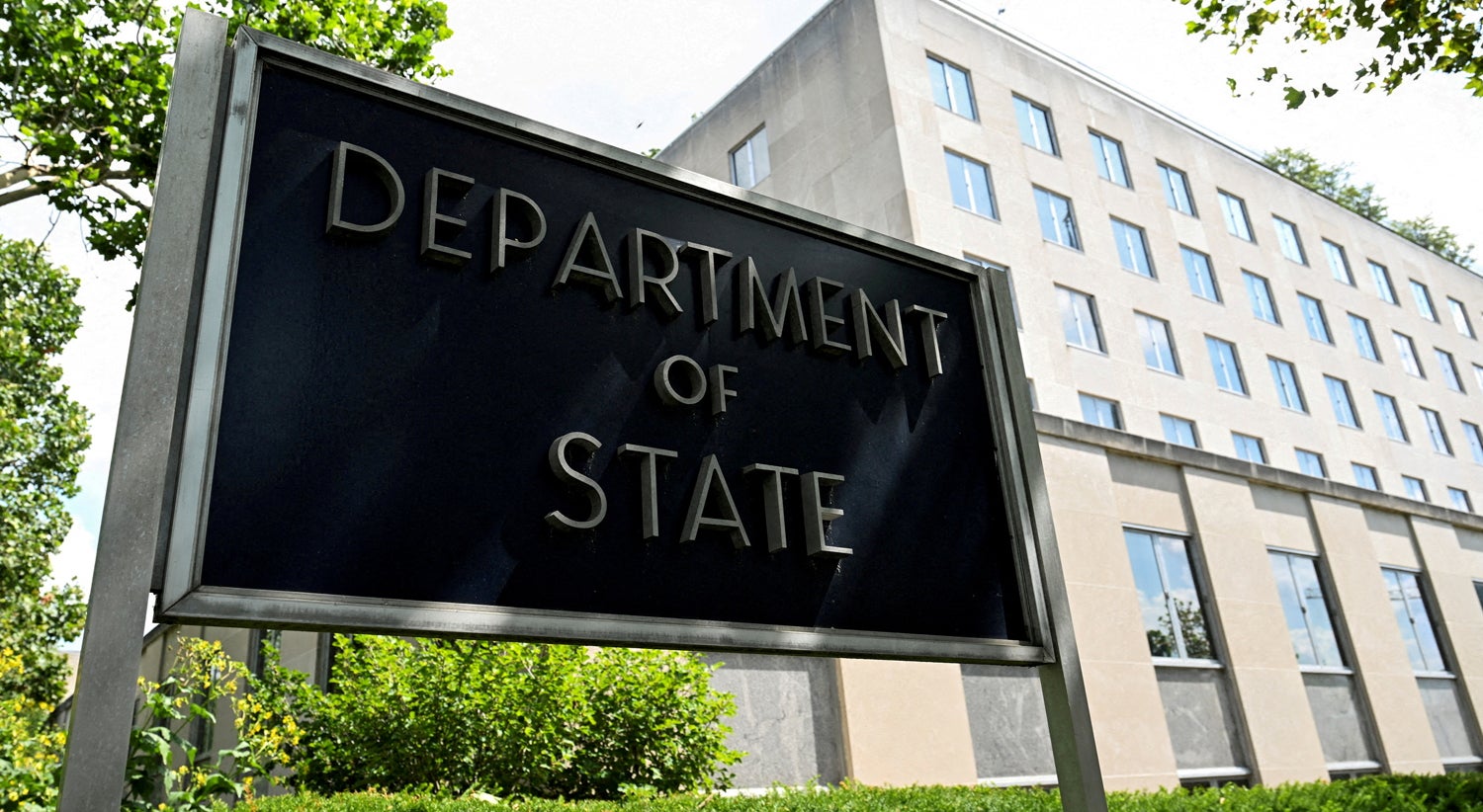 Brasil e Cabo Verde incluídos. América de Trump deixa de emitir vistos para 75 países