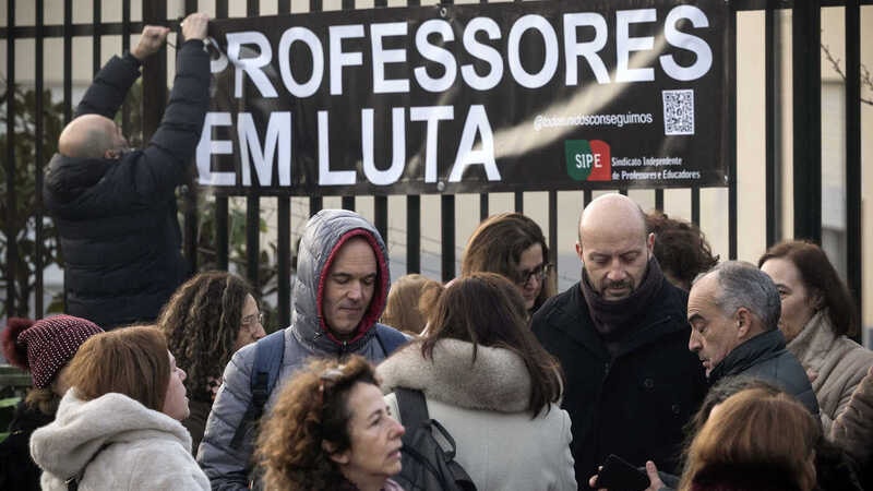 Professores iniciam greve por distritos
