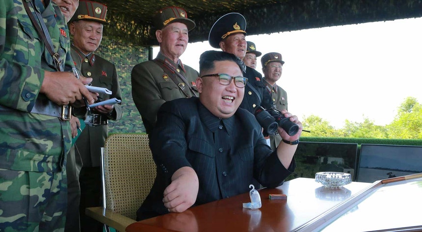 "As invencíveis forças navais (norte-coreanas) estão unidas na sua determinação de afundar a totalidade dos Estados Unidos"

