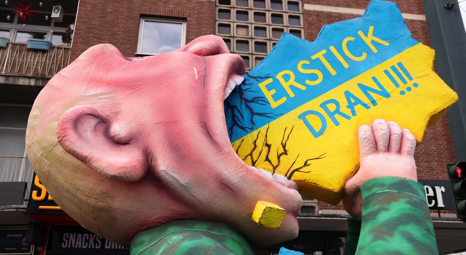  Alemanha. Dusseldorf. Um carro aleg&oacute;rico representando o presidente russo Vladimir Putin a engolir o territ&oacute;rio ucraniano | Thilo Schmuelgen - Reuters 