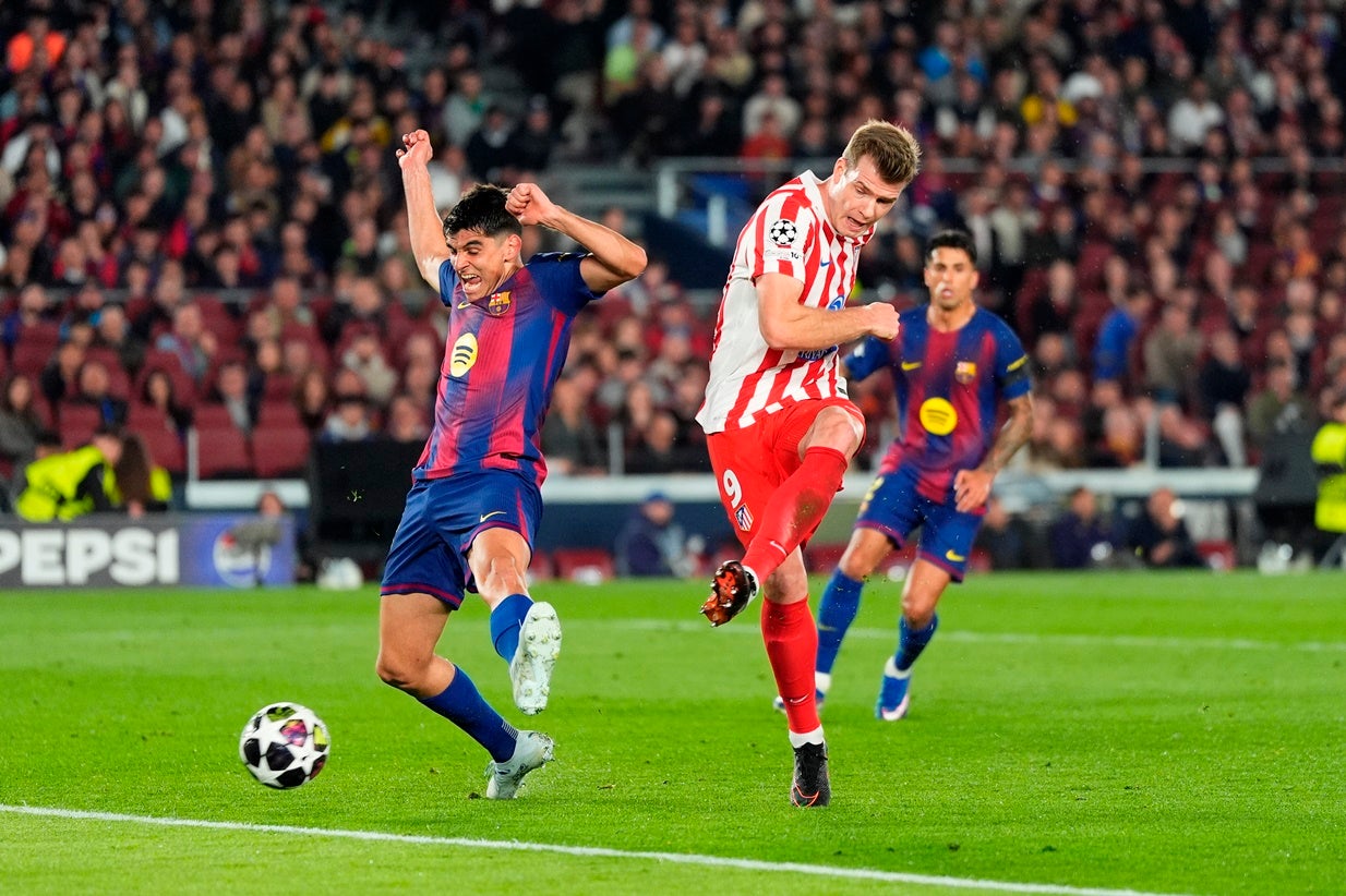 Atlético de Madrid silencia Barcelona e PSG impõe autoridade