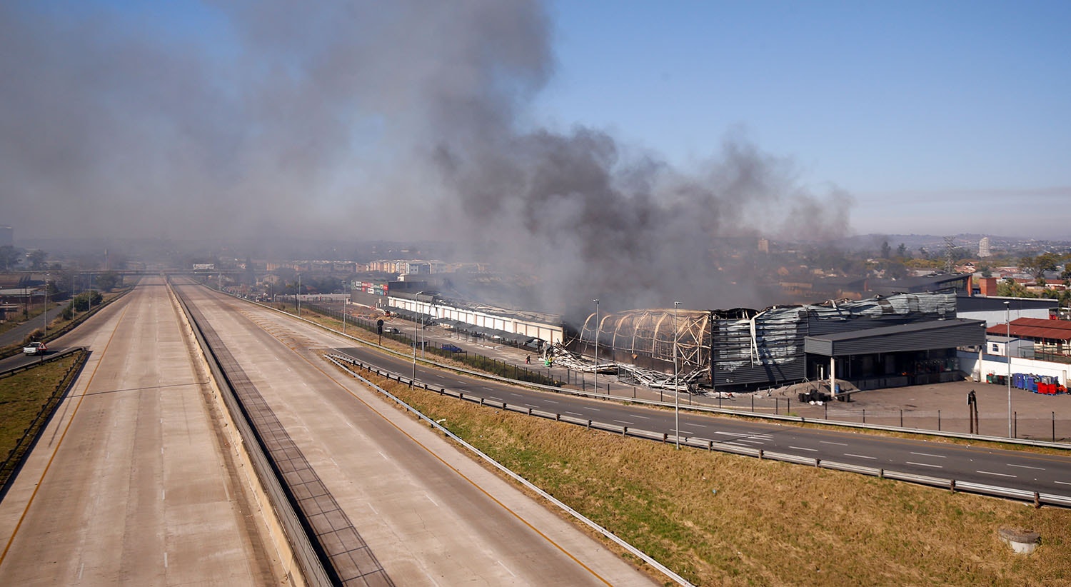  O centro comercial de Brookside arde depois de ter sido saqueado | Foto: Rogan Ward/Reuters 