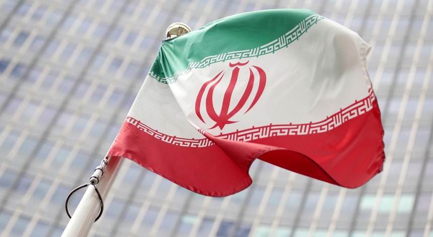 A bandeira da República Islâmica do Irão, frente à sede da Agência Internacional de Energia Atómica, AIEA, em Viena de Áustria, em julho de 2019
