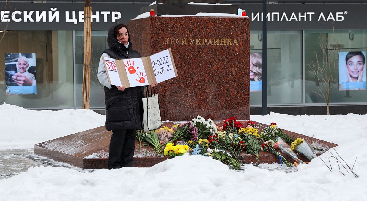  Moscovo. Um manifestante segura um cartaz durante uma vig&iacute;lia individual perto de um monumento ao poeta ucraniano Lesya Ukrainka | Reuters 