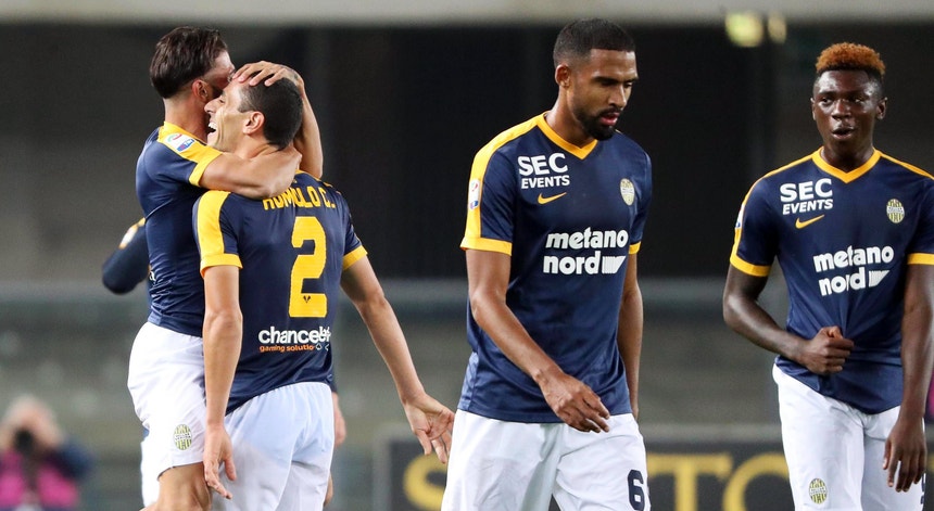 Os jogadores do Verona festejam o golo que lhes deu o primeiro triunfo no campeonato
