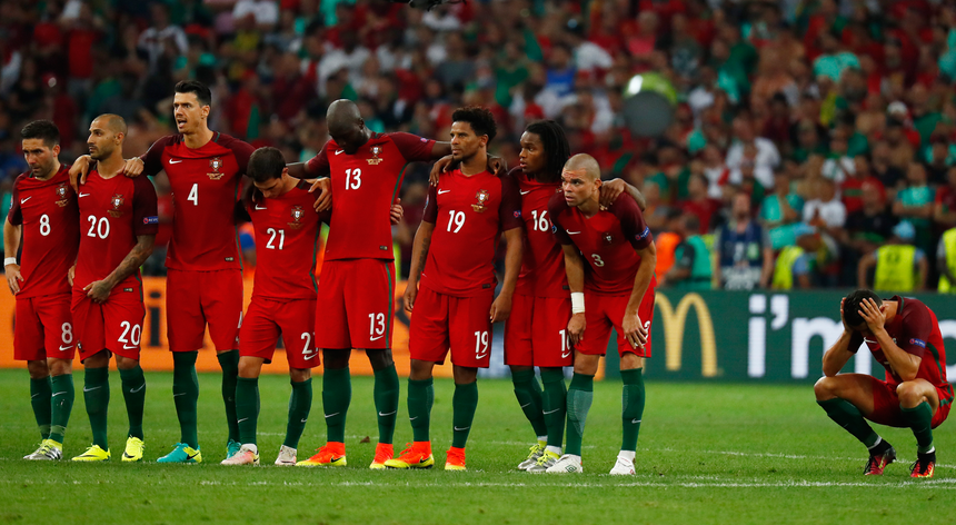Ronaldo sofre junto aos companheiros, aquando da marcação das grandes penalidades frente à Polónia
