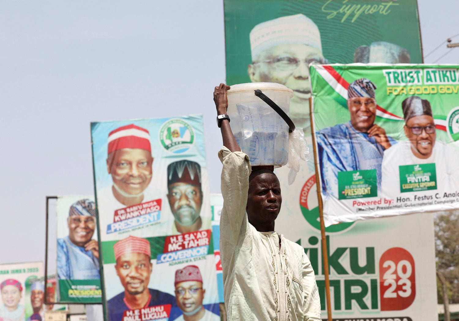 ナイジェリアの高電圧。 不確実性は立法府と大統領選挙をマークします