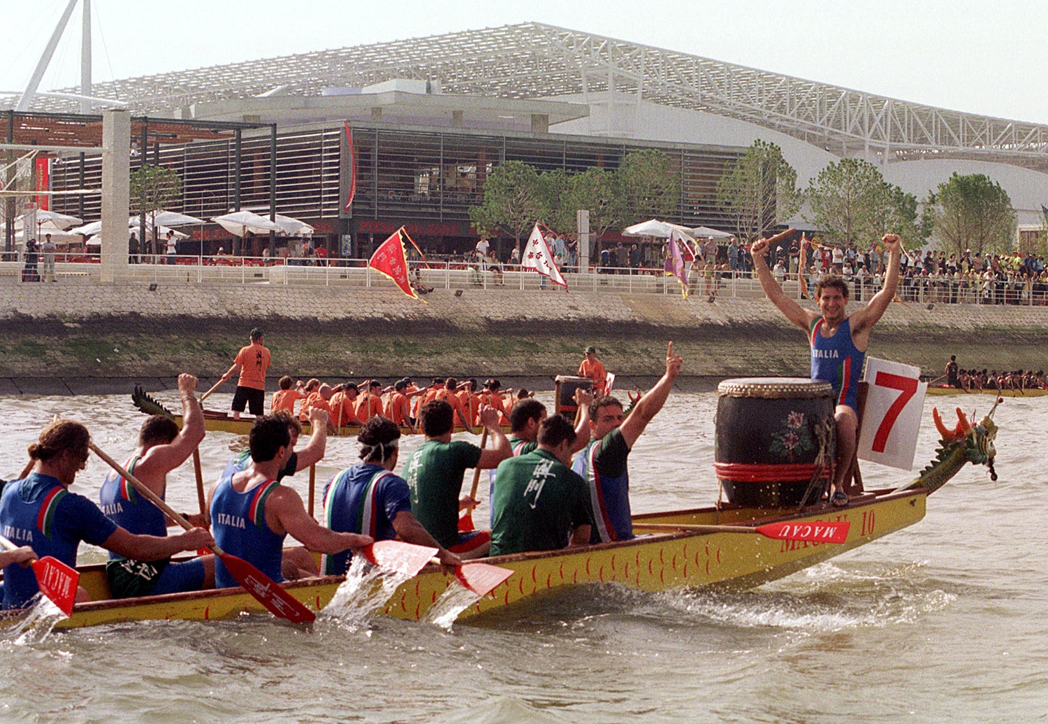  No dia tem&aacute;tico dedicado a Macau, decorreu uma corrida de barcos no Rio Tejo /Foto: JR/FMS via Reuters 