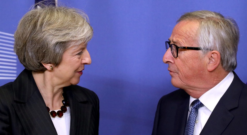 O acordo foi concluído após um encontro em Bruxelas, na noite de quarta-feira, entre Theresa May e Jean-Claude Juncker
