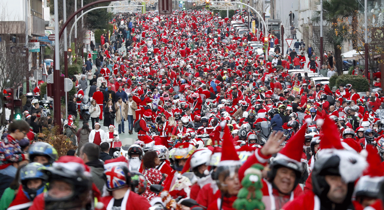  Motociclistas participam num evento chamado 'Papanoelada' vestidos de Pai Natal, na cidade de Vigo, regi&atilde;o da Galiza, Espanha. Cr&eacute;ditos:  EPA/Salvador Sas 