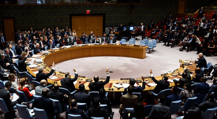 O momento da votação do projeto de resolução dos Estados Unidos no Conselho de Segurança da ONU
