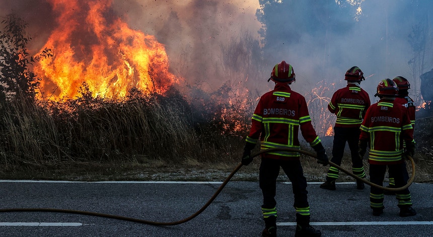 Imagem de Fogo em Vouzela complica-se com cinco frentes ativas