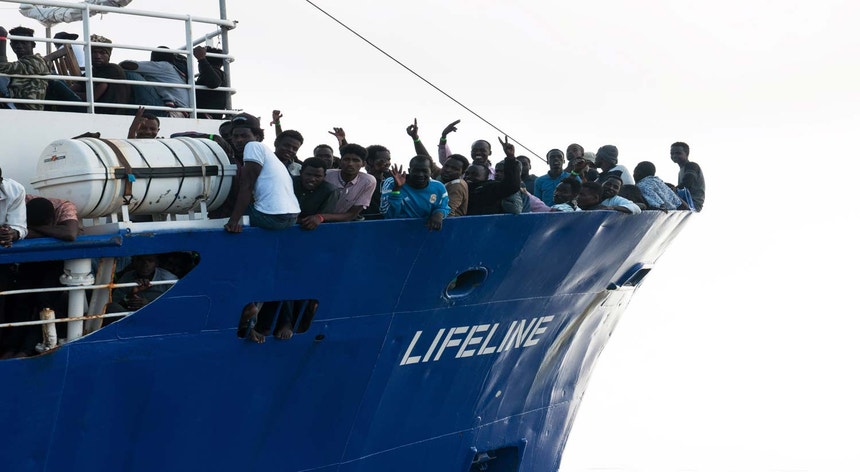O barco com 230 migrantes, entre eles quatro crianças, aguarda há vários dias por uma autorização para atracar em algum porto seguro
