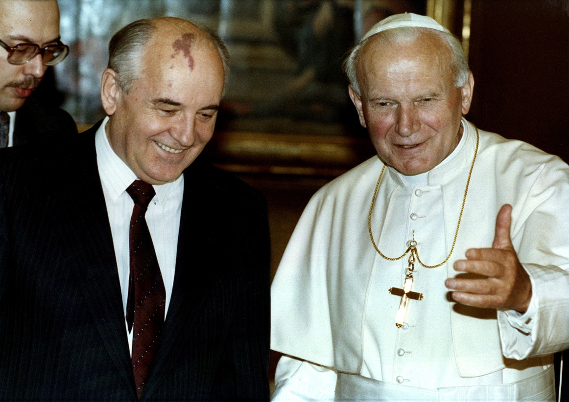  Papa Jo&atilde;o Paulo II conversa com o ex-presidente sovi&eacute;tico Mikhail Gorbatchov durante uma audi&ecirc;ncia no Vaticano, 18 de novembro de 1990 | Reuters 