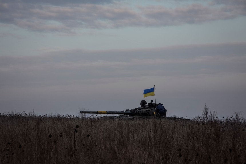 Tanque ucraniano no terreno
