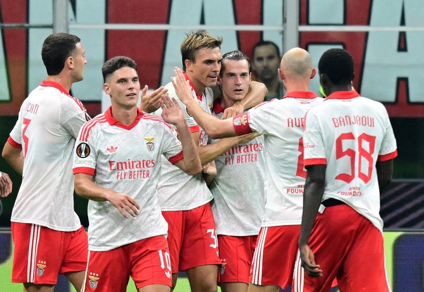 Imagem de Benfica vence em casa do Milan