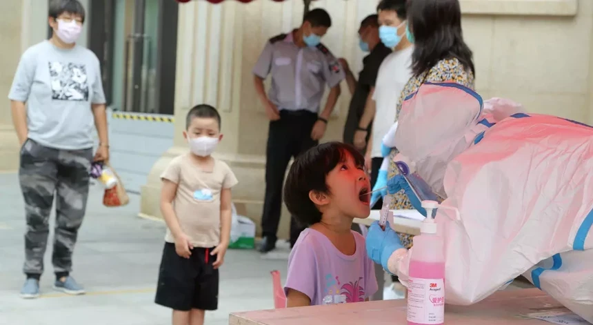 O alerta foi lançado na província de Guangdong com o aparecimento de quatro casos locais do novo coronavírus
