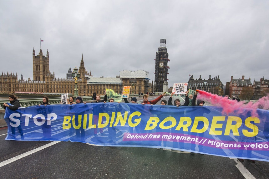 A análise económica oficial ao impacto do Brexit, revelada no relatório do Ministério britânico das Finanças, foi citada no Parlamento durante um frente-a-frente entre Theresa May e o líder da oposição, Jeremy Corbyn
