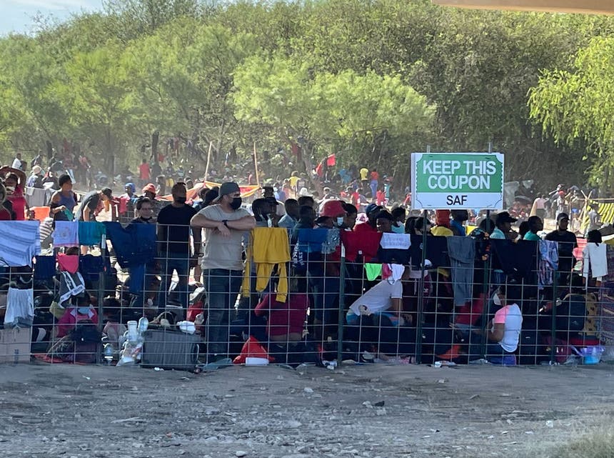 Mais de 10 mil migrantes haitianos juntaram-se entre 16 e 17 de setembro de 2021 sob a ponte de Del Rio, sobre o Rio Grande, na fronteira entre o México e o Estado norte-americano do Texas Foto - Reuters
