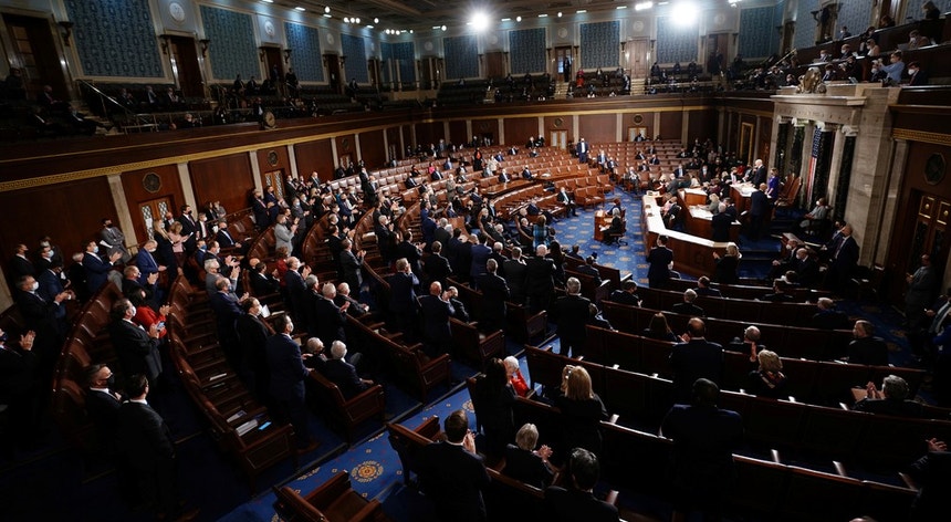O Congresso dos Estados Unidos adiuou a ameaça de uma paralisia dos serviços federais do país

