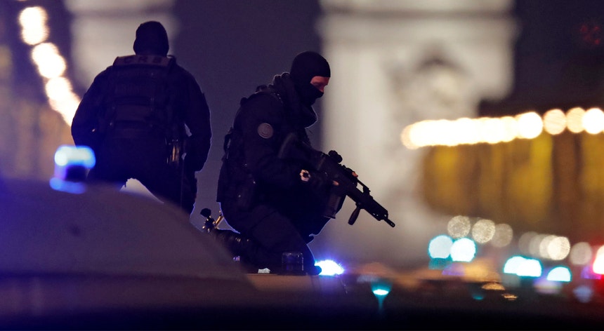 Dois agentes da polícia francesa na Avenida dos Campos Elísios, em Paris, onde ocorreu o atentado da noite de quinta-feira
