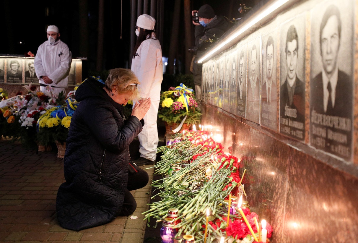  Memorial em Slavutych dedicado aos bombeiros e  trabalhadores que morreram no desastre nuclear | Gleb Garanich - Reuters  