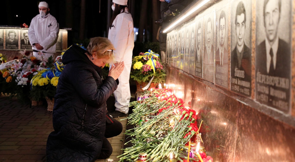  Memorial em Slavutych dedicado aos bombeiros e  trabalhadores que morreram no desastre nuclear | Gleb Garanich - Reuters  