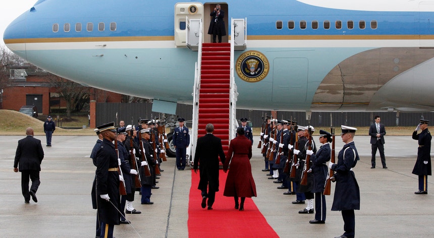Barack e Michelle Obama entraram pela última vez no Air Force One a 20 de janeiro, data da tomada de posse de Donald Trump

