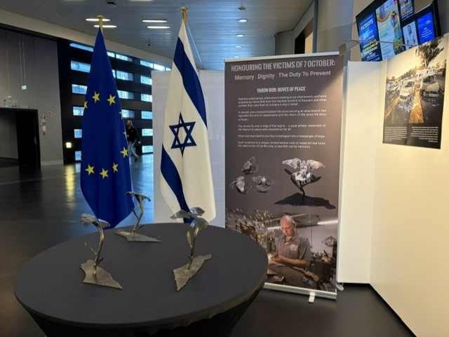 Homenagem às vítimas do 7 de Outubro. Deputada europeia de extrema-esquerda com processo após derrubar bandeiras de Israel e UE