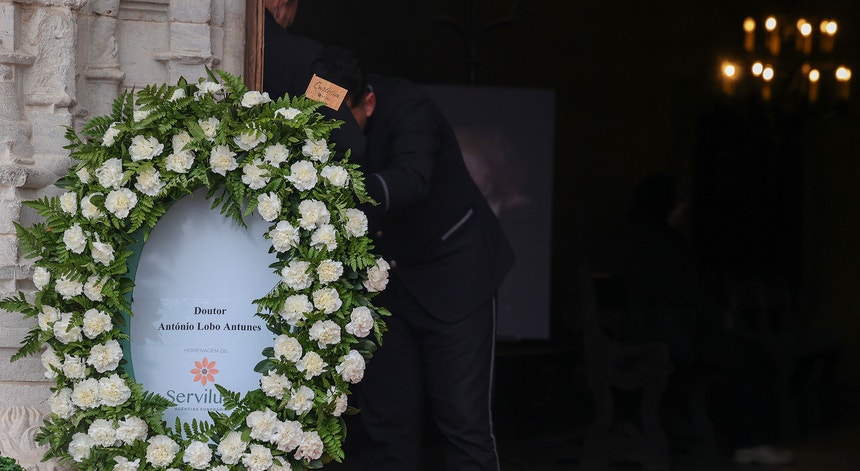 Imagem ilustrativa: Velório de António Lobo Antunes. Familiares e amigos despedem-se do escritor