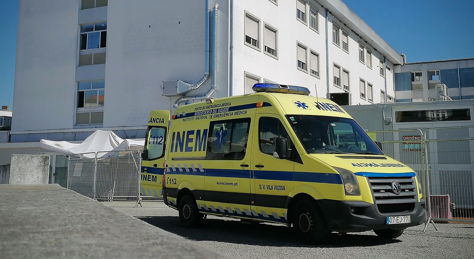 Ambulâncias do INEM paradas em várias regiões do país