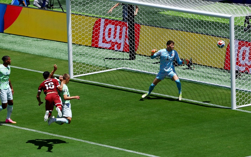 Imagem de Catar surpreende Suíça com empate nos descontos