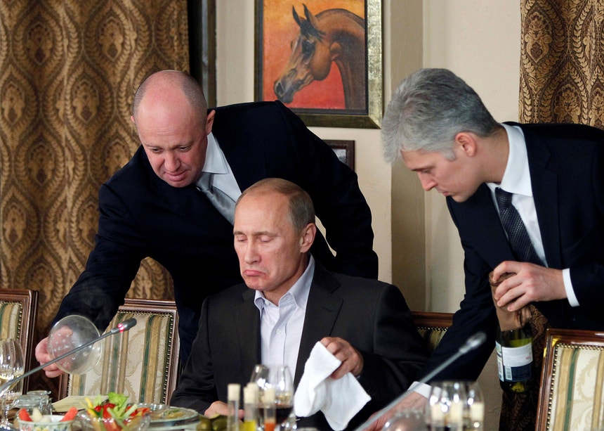 Putin e Prigozhin (à direita do presidente russo) numa foto de arquivo de 2011.
